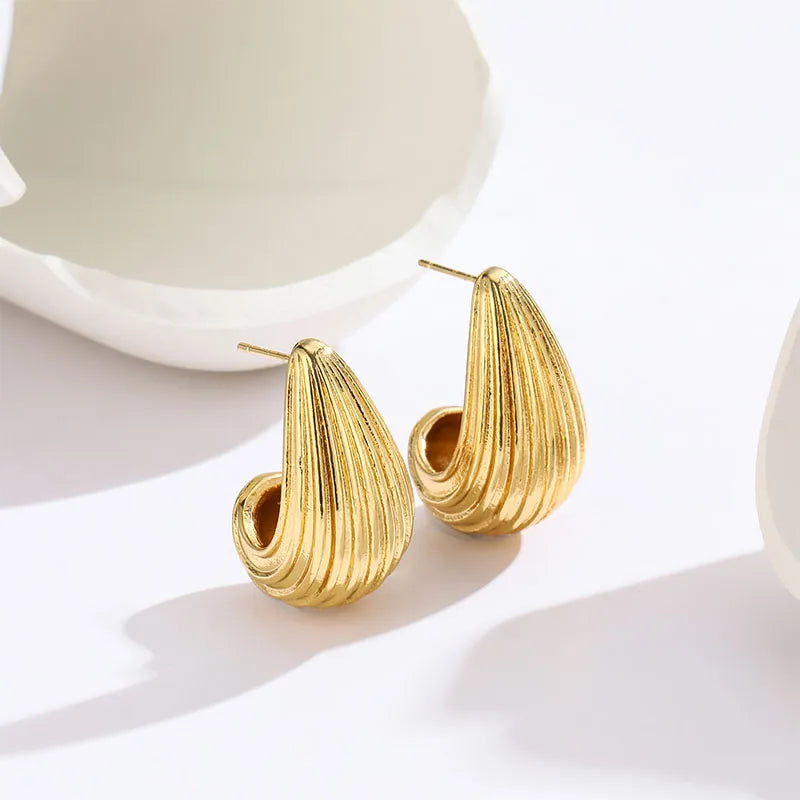 Aretes Golden Drop – Diseño Texturizado