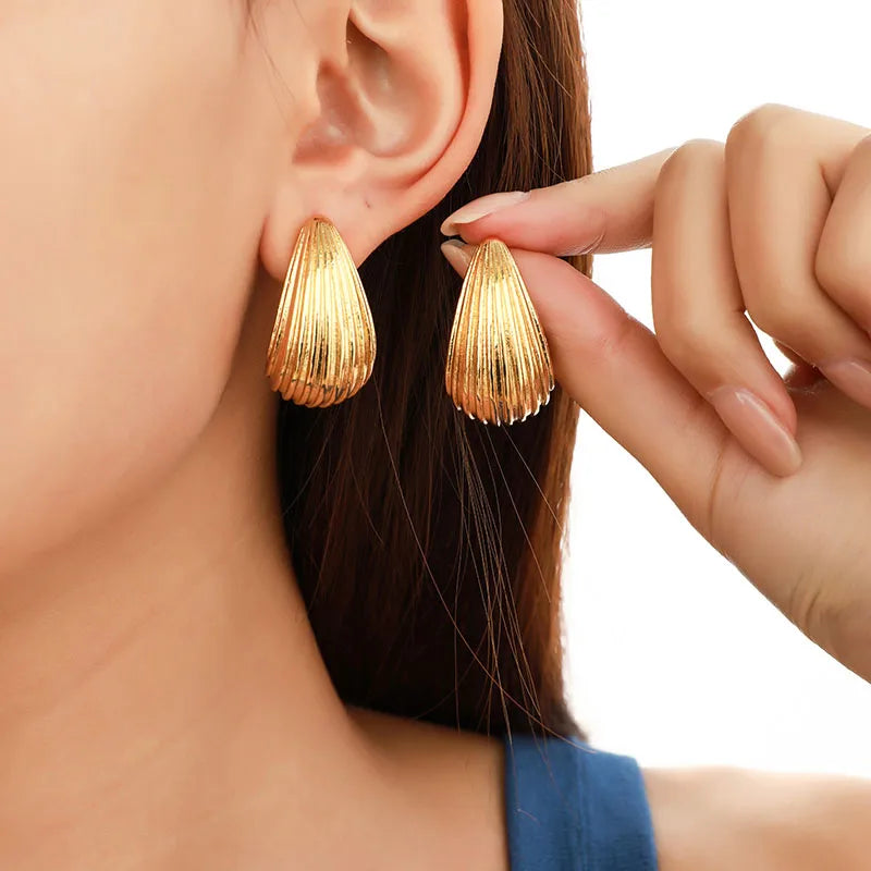 Aretes Golden Drop – Diseño Texturizado