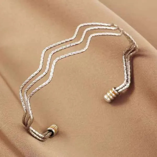 Pulsera Wave Gold – Diseño Fluido Minimalista