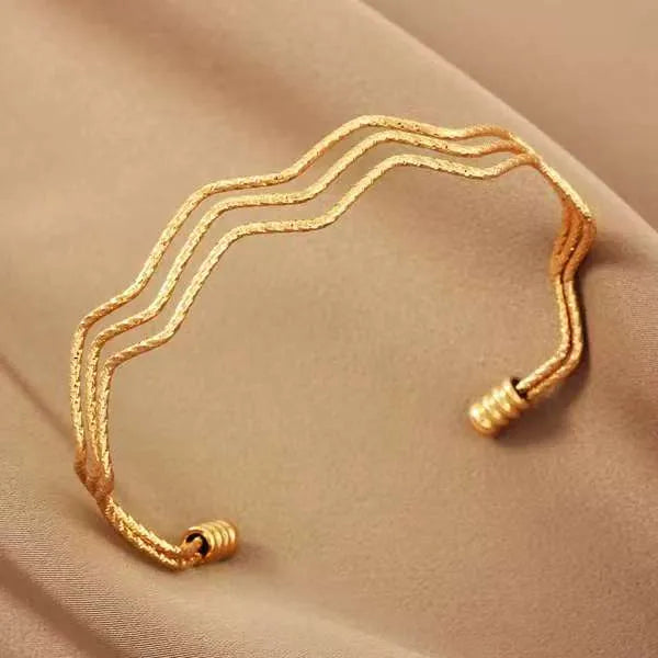 Pulsera Wave Gold – Diseño Fluido Minimalista