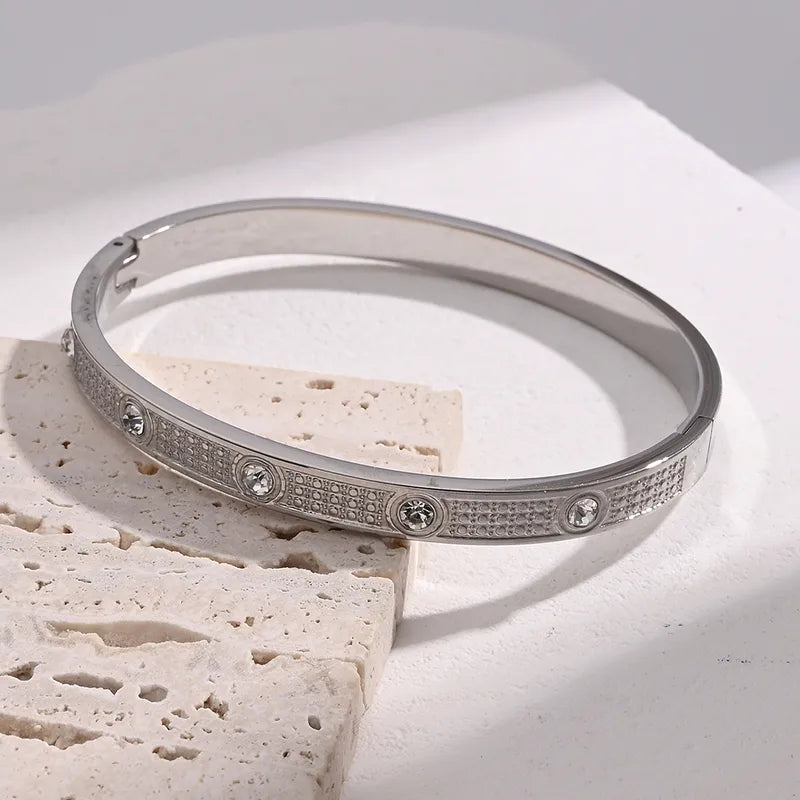 Pulsera Crystal Bangle – Elegancia Minimalista