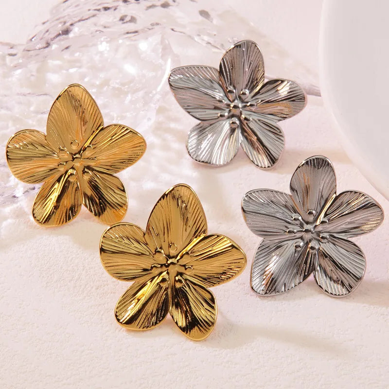 Aretes Golden Bloom – Diseño Floral Statement