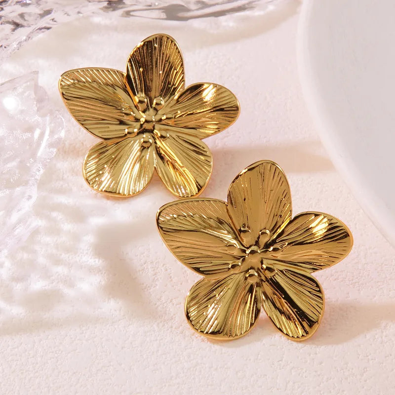 Aretes Golden Bloom – Diseño Floral Statement