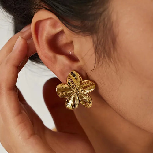 Aretes Golden Bloom – Diseño Floral Statement